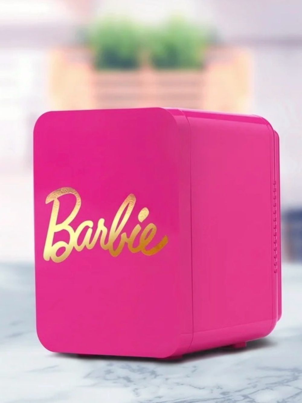 Barbie Hot Pink 6-Can Mini Fridge Thermoelectric Cooler 4L – New (Open Box)
